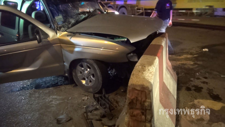 กระบะพุ่งชนแท่งปูนแบริเออร์ ดับ 1 เจ็บ 1