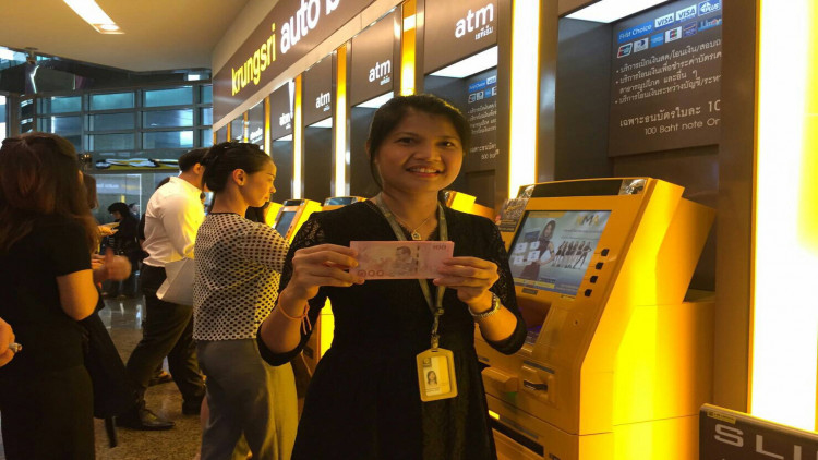 แห่เข้าคิวแลกธนบัตรที่ระลึกในหลวง 'รัชกาลที่9'