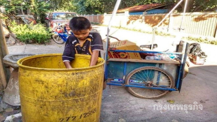 ลูกกตัญญู! เด็กป.4 ปั่นจักรยานเก็บของเก่าหาเงินรักษาพ่อ