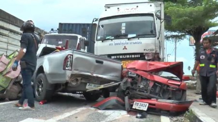 ระทึก! 6ล้อเบรกแตก เสยสนั่น 8 คันรวด