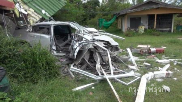 พยาบาลขับเก๋งหลับใน รถเสียหลักชนป้อมตำรวจดับคาที่