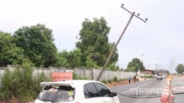 หวาดเสียว! เสาไฟฟ้าริมถนนเอนจนจะล้ม 