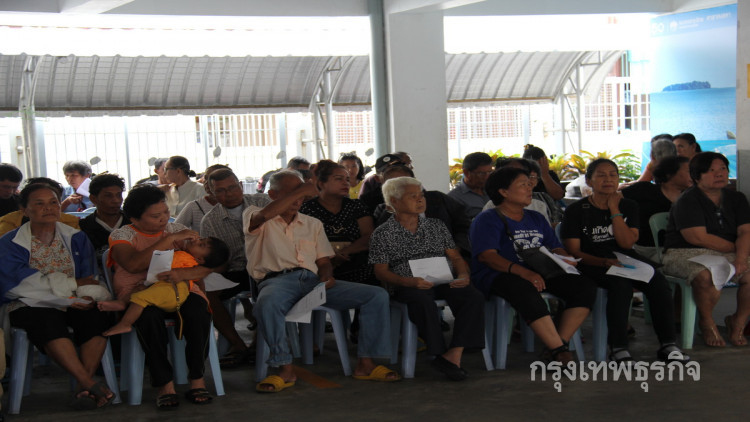 ชาวจันทบุรีทยอยรับบัตรสวัสดิการแห่งรัฐ