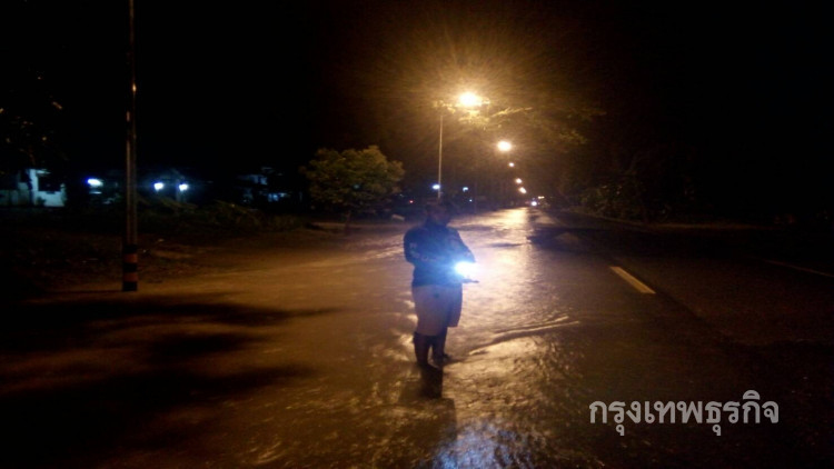 ระนองฝนตกหนัก หิน 1 ตัน หล่นขวางถนน