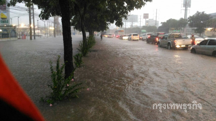 ฝนถล่มโคราช! น้ำท่วมทั่วเมือง