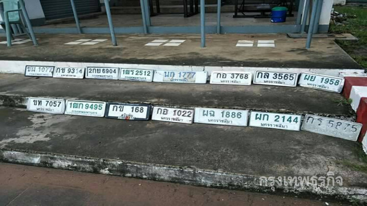 ควันหลงน้ำท่วมโคราช ป้ายทะเบียนจมน้ำตกเกลื่อนถนน