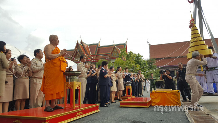 อัญเชิญนพปฎลสุวรรณฉัตรประดิษฐานบนยอดพระเมรุมาศจำลอง