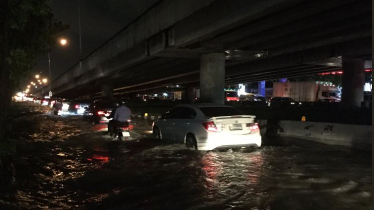 แยกลาซาล ถ.ศรีนครินทร์ น้ำท่วมสูง รถจอดเสียหลายคัน 