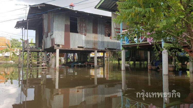 น้ำท่วมพิจิตรปชช.อาศัยลานหมู่บ้านเป็นที่พักชั่วคราว