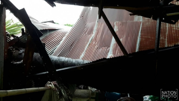 พายุฝนกระหน่ำต้นตาลล้มทับบ้าน-ยายทวดวัย95หวิดดับ