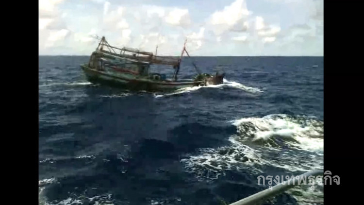 คลื่นยักษ์ซัดเรือประมงอับปางไต้ก๋งดับ-5ลูกเรือรอดหวุดหวิด
