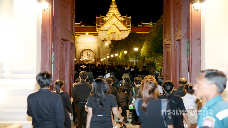 ปชช.ต่อแถวตั้งแต่เช้ามืด เข้ากราบพระบรมศพฯ
