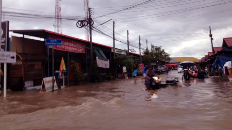  ตลาดโรงเกลือน้ำท่วม หลังฝนถล่มอย่างหนักจนระบายไม่ทัน