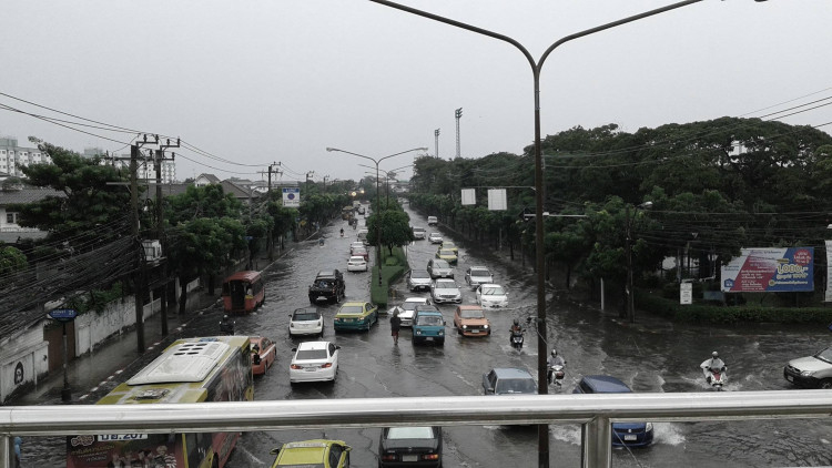 ฝนถล่มกรุงน้ำท่วมรอระบาย 6 จุด