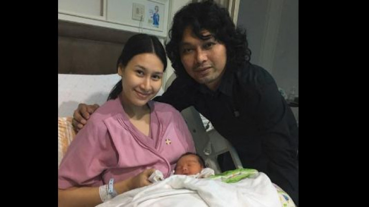 'เสก โลโซ' เผยภาพแรกของครอบครัว 3 คน 