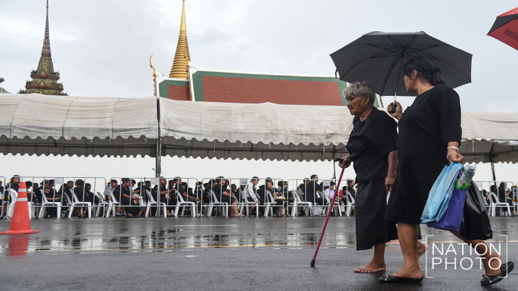 คนรักพ่อหลวง พาลูกหลาน กราบพระบรมศพ ในหลวง ร.9