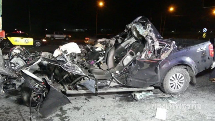 กระบะซิ่งเสียหลัก พุ่งชนรถพ่วง22ล้อ คนขับดับคาซาก