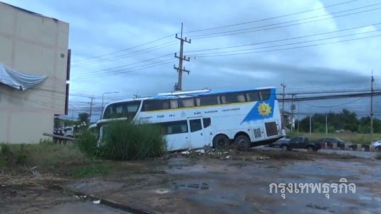 ทัวร์โดยสารชัยภูมิ ซิ่งฝ่าฝนพุ่งลงข้างทางหวิดดับยกคัน