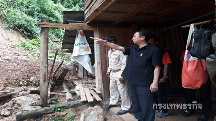 ผู้ว่าฯแพร่ สำรวจพื้นที่ดินสไลด์ เหตุฝนตกหนักน้ำป่าไหลหลาก