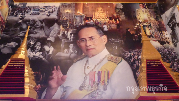 ปชช.ชื่นชมภาพในหลวง ร.9 ติดฝาผนังพระอุโบสถ วัดอัมพุวราราม