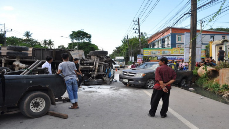 รถพ่วง18ล้อพลิกคว่ำ นศ.สาวรอดปฎิหาริย์