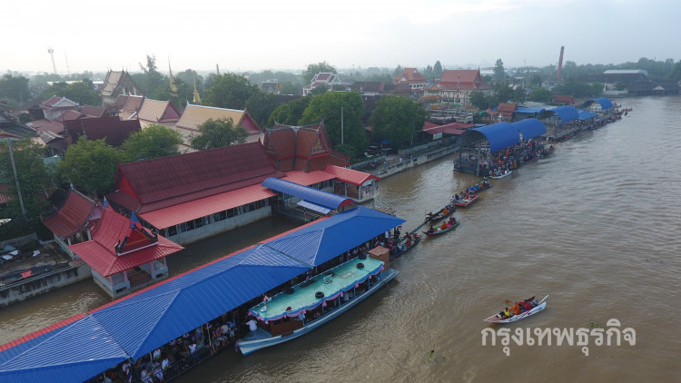 ชาวปทุมธานีร่วมตักบาตรพระร้อยทางเรือที่วัดมะขาม