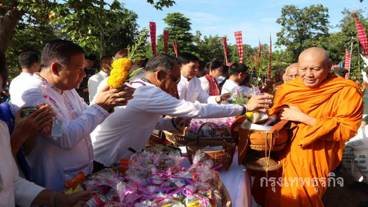 พุทธศาสนิกชนนับหมื่นร่วมตักบาตรเทโวฯวัดภูเขาสิงห์