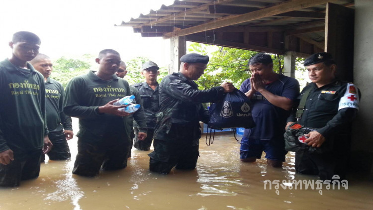 รุดนำถุงยังชีพแจกจ่ายชาวบ้านประสบภัยน้ำท่วมต.ล้อมแรด 