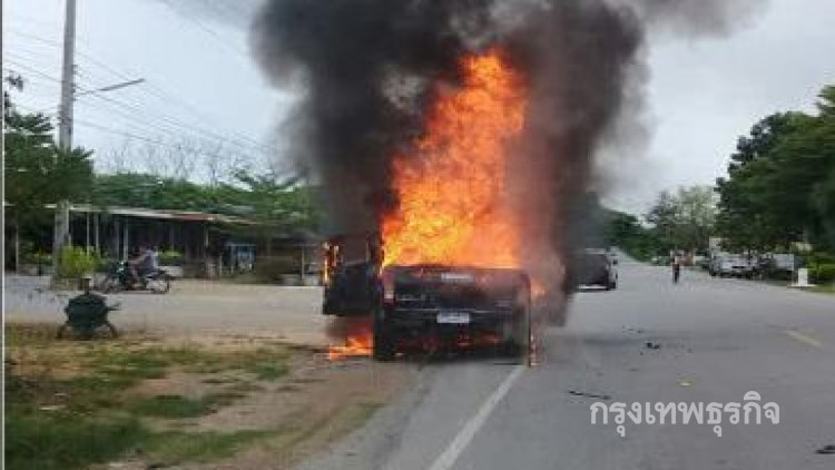 ไฟไหม้รถวอดดับ1สาหัส1 เหตุจยย.ซิ่งตัดหน้ากระบะ