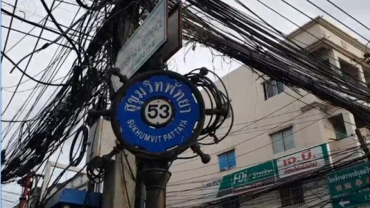 โซเชียลโพสต์ประจานสายไฟ-สื่อสาร ปากทางพัทยากลางไร้ระเบียบ