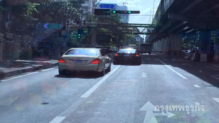 นาทีสุดตื้นตันใจ รถขบวนสมเด็จพระเทพฯ ทรงเปิดทางให้รถฉุกเฉิน 