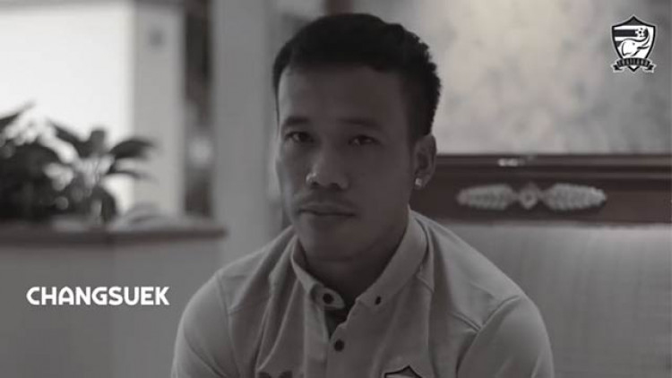 นักเตะทีมชาติไทยร่วมน้อมรำลึกถึงในหลวงรัชกาลที่ 9 (คลิป)
