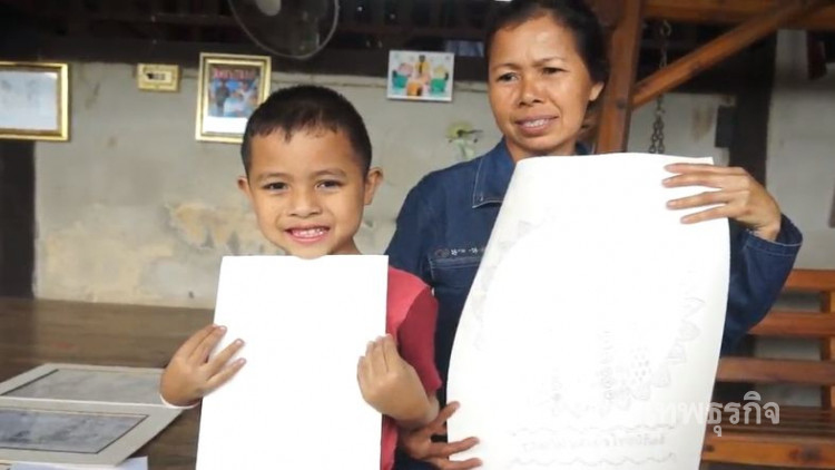 'น้องไอซ์' วาดภาพในหลวงร.9 ร่วมแสดงความอาลัย