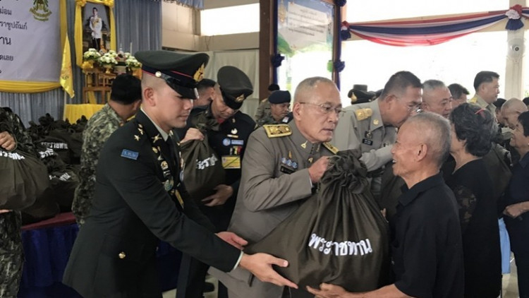 ร.10 พระราชทานถุงยังชีพแก่ผู้ประสบอุทกภัย จ.เลย