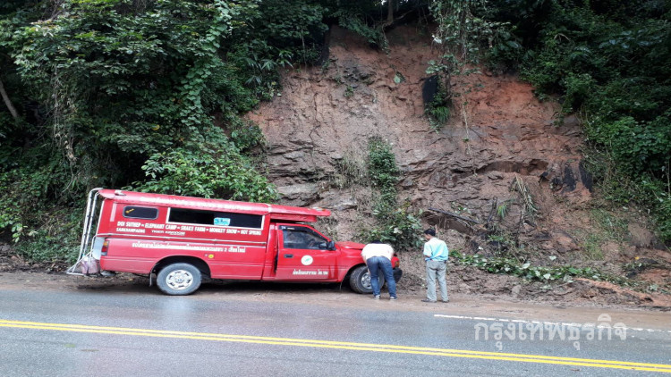 สี่ล้อแดงเชียงใหม่ เบรกแตกพุ่งชนเขา นทท.เจ็บ 4 ราย
