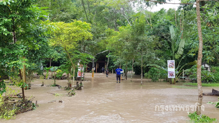 น้ำป่าทะลักท่วมบ้านแม่เหียะใน-นทท.ติดในร้านกาแฟริมน้ำ