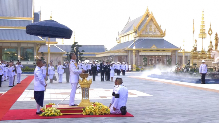 สมเด็จพระเจ้าอยู่หัว ทรงยกนพปฏลมหาเศวตฉัตรพระเมรุมาศ