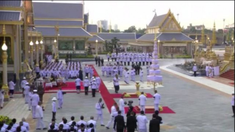 สมเด็จพระเทพฯเสด็จฯร่วมยกนพปฏลมหาเศวตฉัตร พระเมรุมาศ
