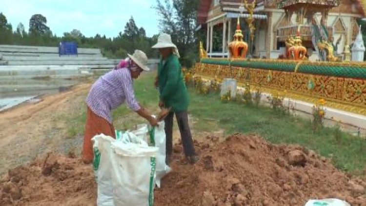 ชาวบ้านวังยาว เร่งกรอกทรายกั้นน้ำชีไหลเข้าพื้นที่เมรุ
