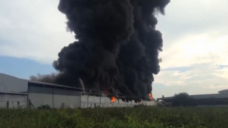 หนีตายวุ่น! ไฟไหม้โรงงานผลิตชุดเครื่องนอนโลตัส ที่นครปฐม