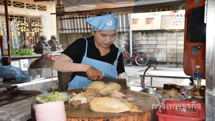 แจกข้าวมันไก่ฟรี! ถวายเป็นพระราชกุศล