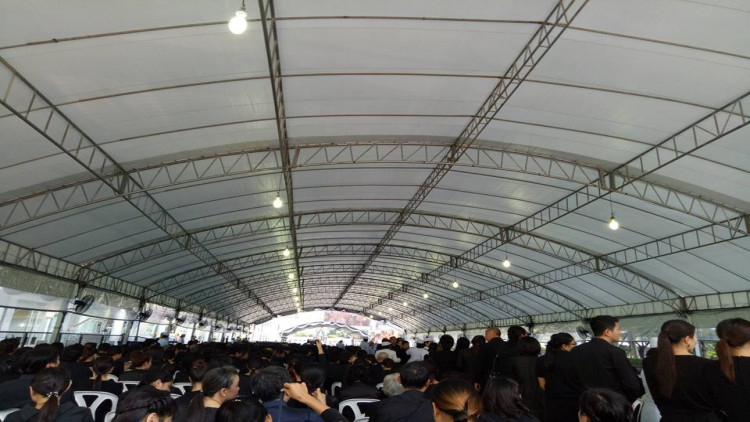 ปชช.กว่า 3 หมื่นคนแน่นเต็มลานหน้าเซ็นทรัลเวิลด์