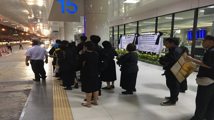 ทอท.บริการรถรับส่งไปถวายดอกไม้จันทน์