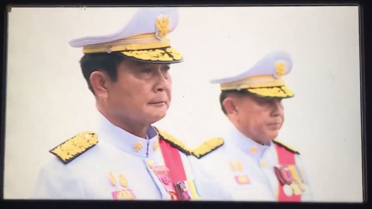 'นายกฯ'สุดกลั้น!! หลั่งน้ำตาขณะร่วมขบวนอัญเชิญพระบรมโกศ