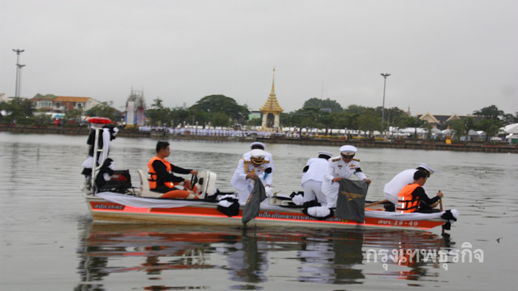 ผู้ว่าฯนำลอยเถ้าดอกไม้จันทน์ กลางกว๊านพะเยา