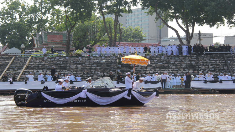 ชาวพิษณุโลกลอยเถ้าดอกไม้จันทน์ ในแม่น้ำน่านหน้าวัดใหญ่
