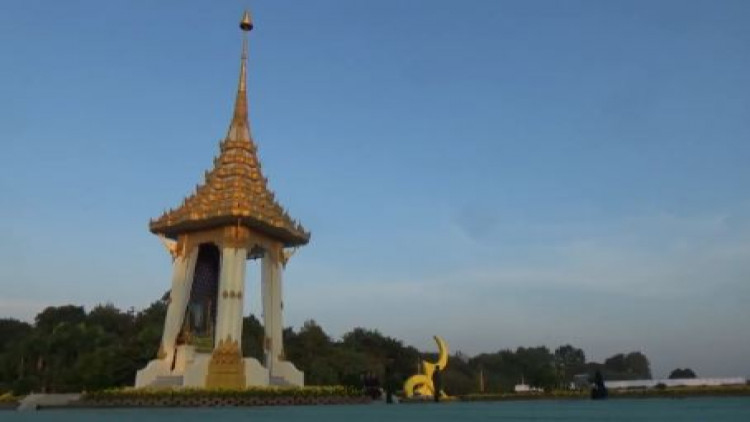 ปชช.มาชื่นชมพระเมรุมาศจำลองจ.พิษณุโลก อย่างต่อเนื่อง