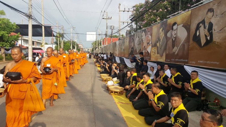 ประชาชนชาวพิจิตร ทำบุญตักบาตรพระสงฆ์ 109 รูป