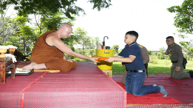 'พระองค์ที' เสด็จทรงบำเพ็ญพระกุศล สถานปฏิบัติธรรมบ้านไร่ทอสี