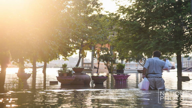 อ.สามโคก ปทุมธานี น้ำยังท่วมสูง